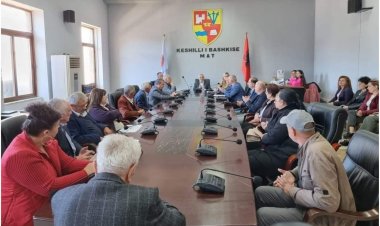 SHKRIMTARI QË SHKRIU KUFIJTË MES POLITIKËS DHE LETËRSISË