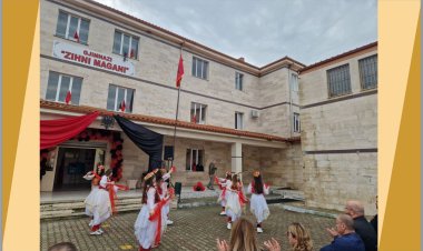 Nëntori kuqezi (Përgatiti Angela Kosta)