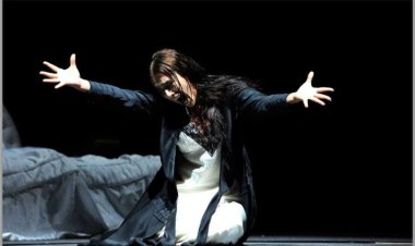 Vështrim nga Angela Kosta - Vargjet Ti ecje në rrugë mërgimi