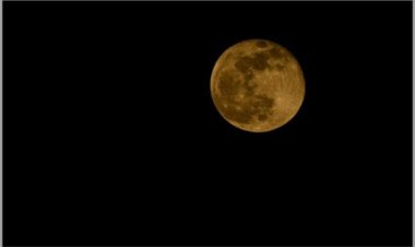 Hëna po largohet gradualisht nga toka... (Përktheu Ismail Ismaili)