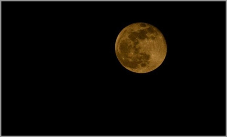 Hëna po largohet gradualisht nga toka... (Përktheu Ismail Ismaili)